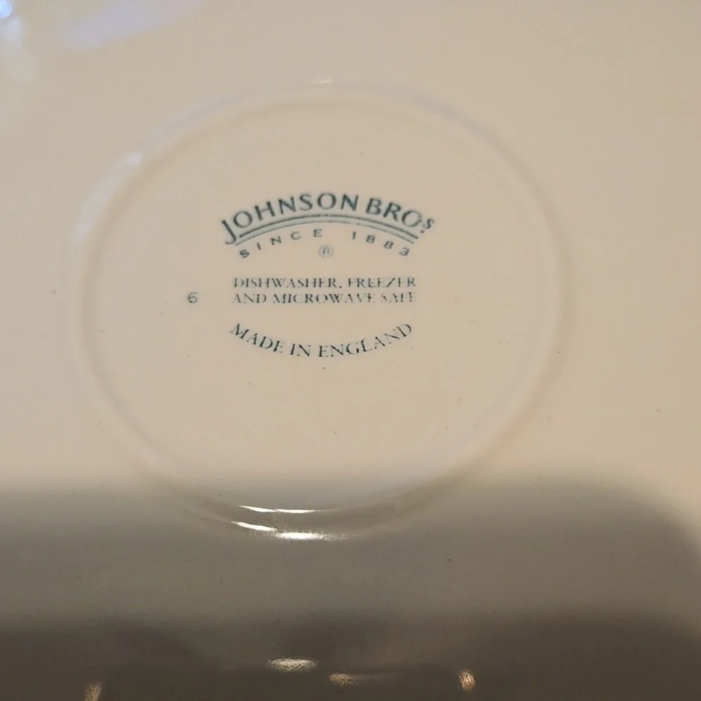 Johnson Brothers Victorian Christmas 3 Piece Place Setting Plate Cup & Sa…